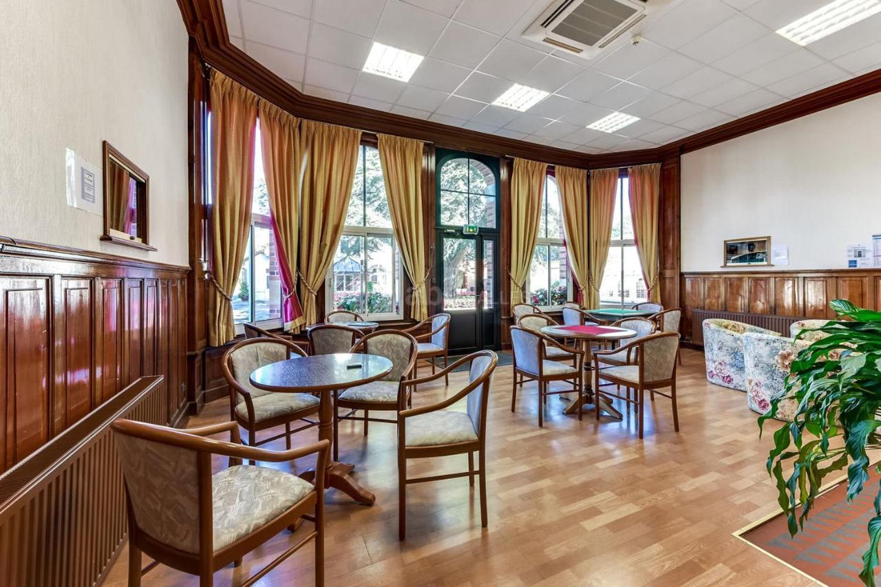 Hotel-Restaurant Domaine De La Grande Garenne Neuvy-sur-Barangeon Bagian luar foto
