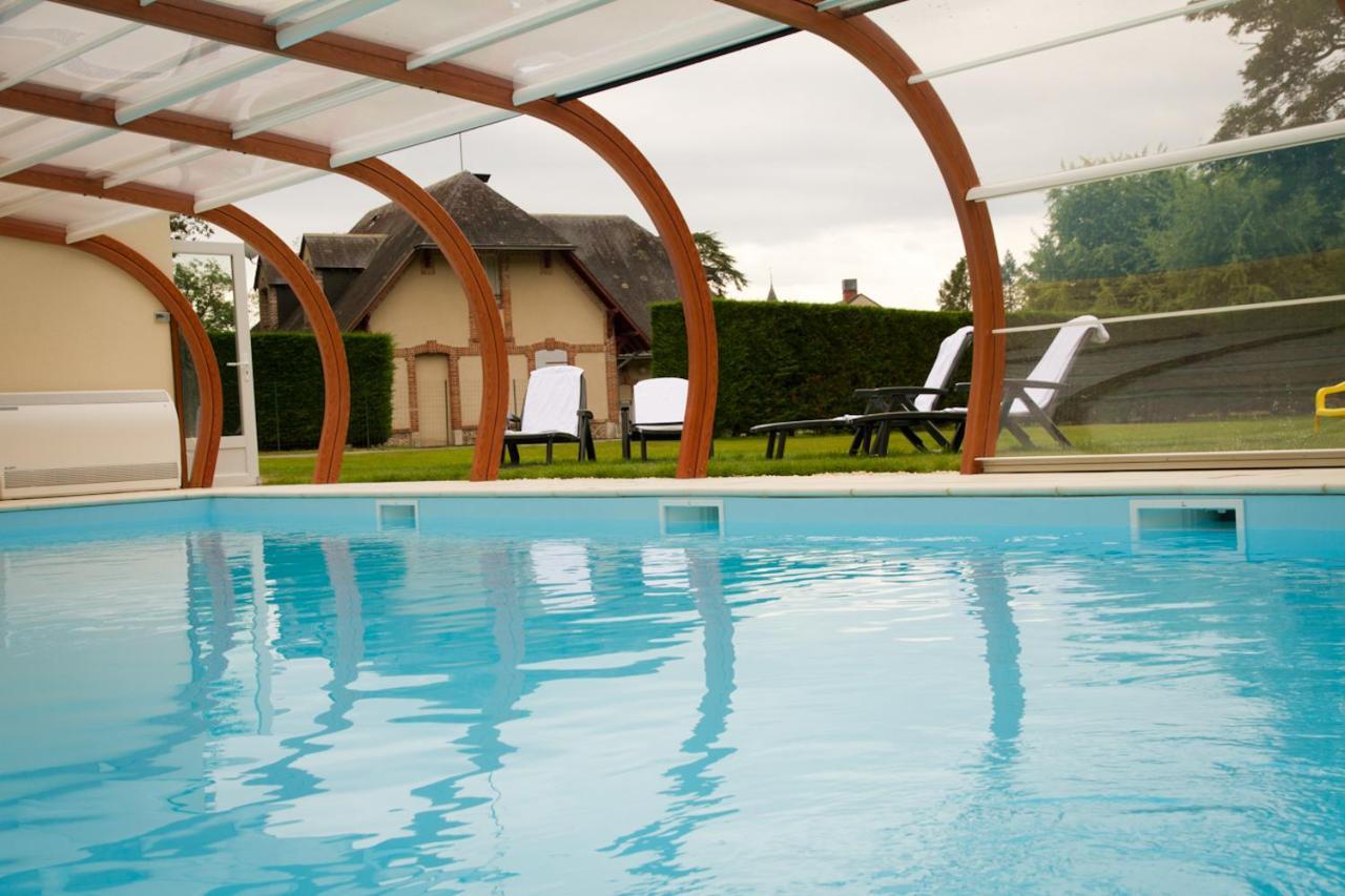 Hotel-Restaurant Domaine De La Grande Garenne Neuvy-sur-Barangeon Bagian luar foto