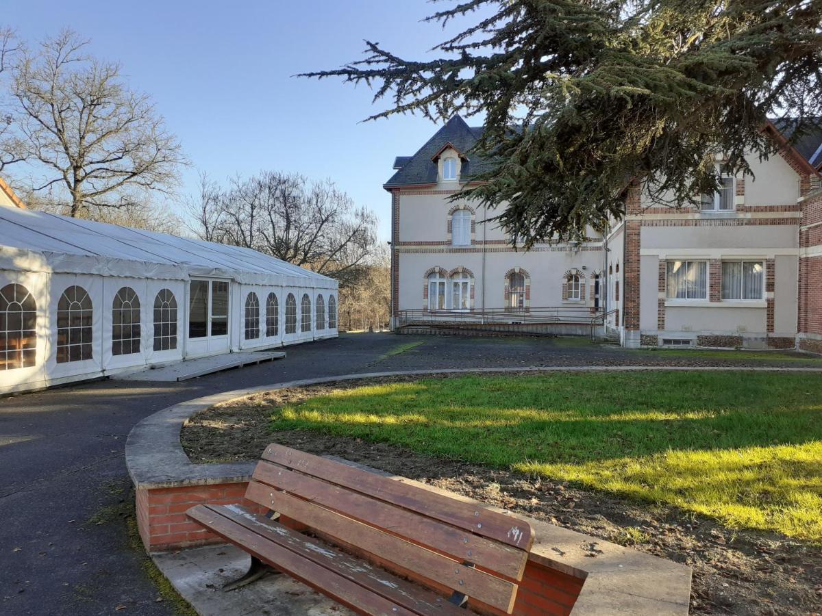 Hotel-Restaurant Domaine De La Grande Garenne Neuvy-sur-Barangeon Bagian luar foto