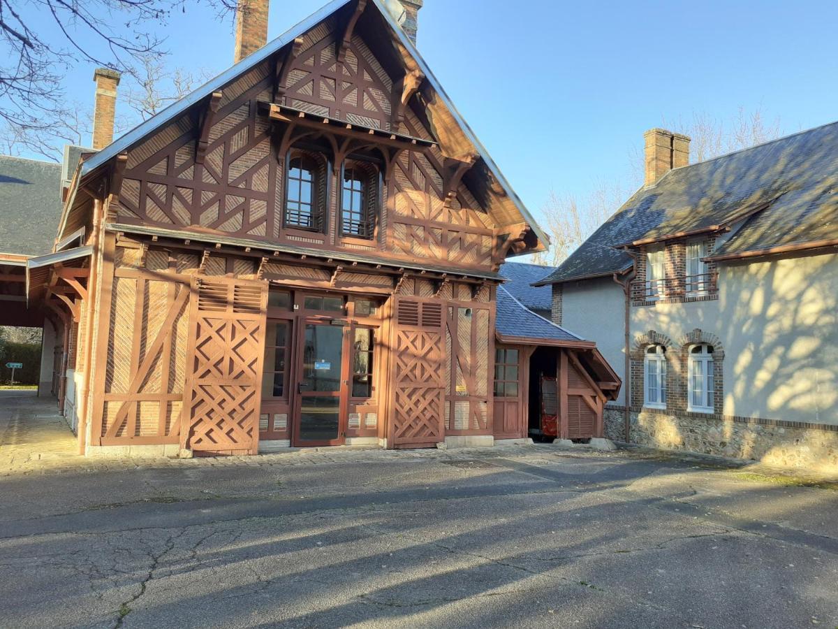 Hotel-Restaurant Domaine De La Grande Garenne Neuvy-sur-Barangeon Bagian luar foto