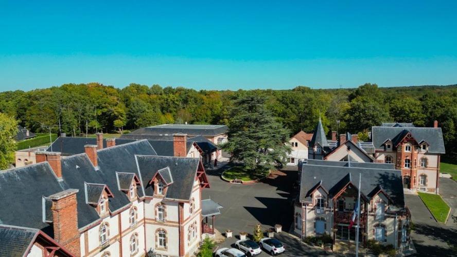 Hotel-Restaurant Domaine De La Grande Garenne Neuvy-sur-Barangeon Bagian luar foto