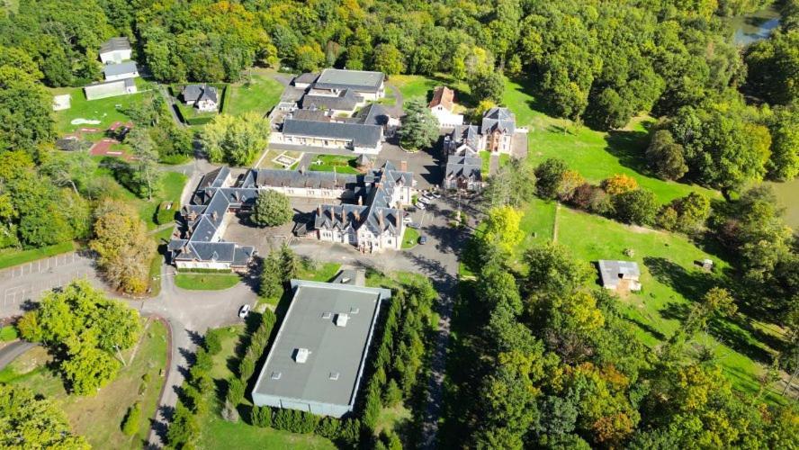 Hotel-Restaurant Domaine De La Grande Garenne Neuvy-sur-Barangeon Bagian luar foto