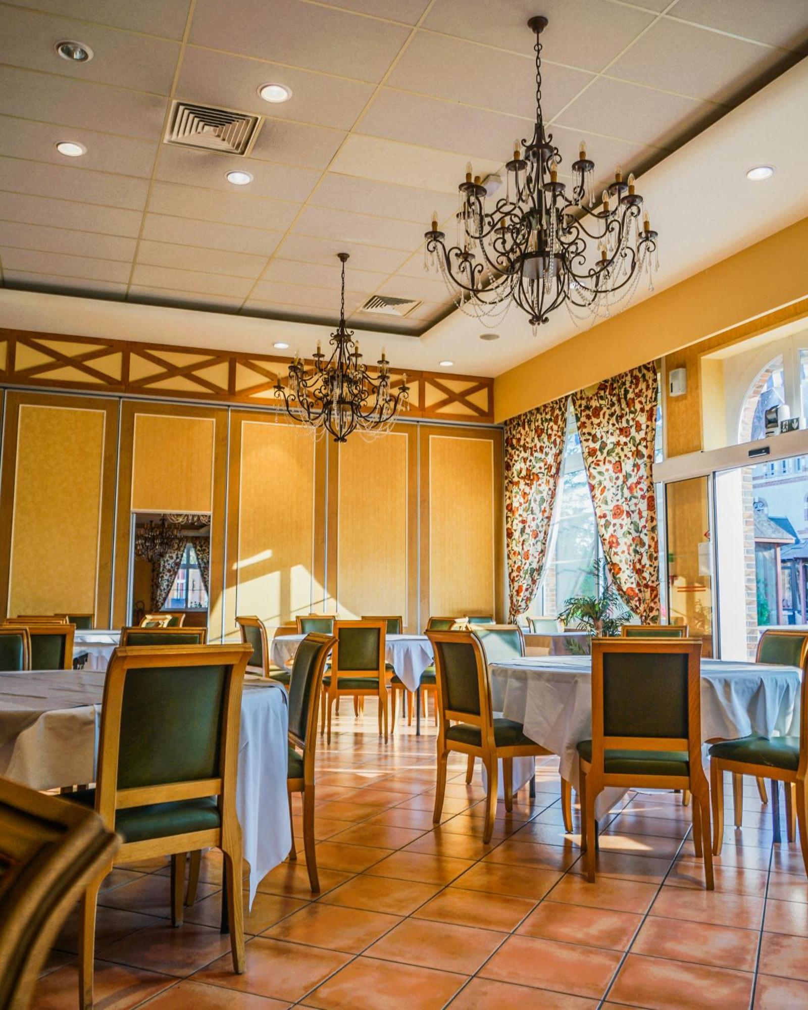 Hotel-Restaurant Domaine De La Grande Garenne Neuvy-sur-Barangeon Bagian luar foto