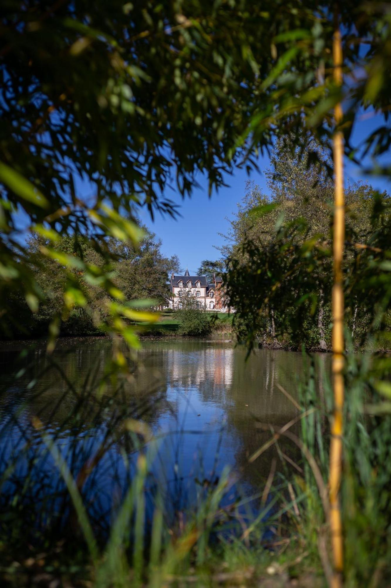 Hotel-Restaurant Domaine De La Grande Garenne Neuvy-sur-Barangeon Bagian luar foto