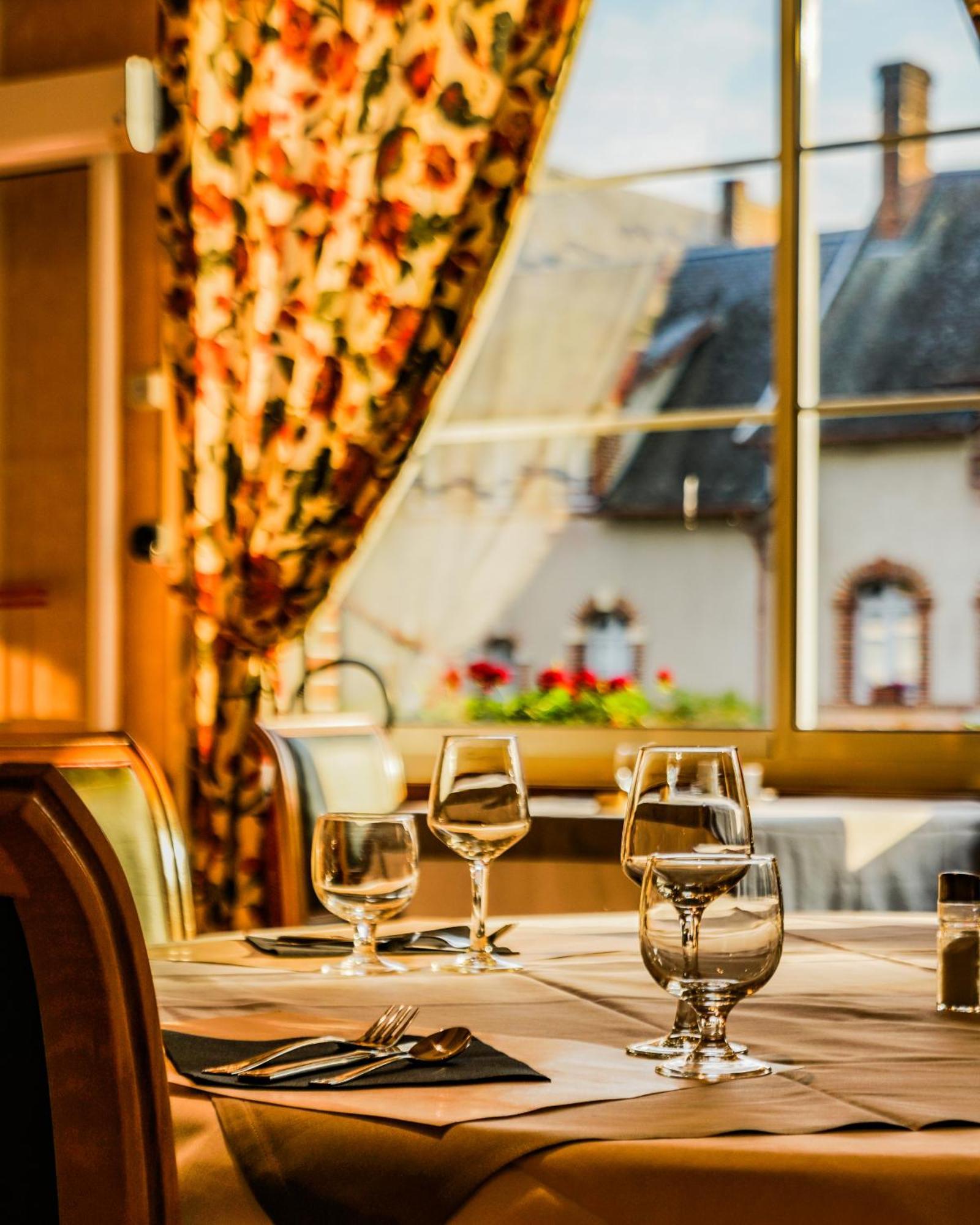 Hotel-Restaurant Domaine De La Grande Garenne Neuvy-sur-Barangeon Bagian luar foto
