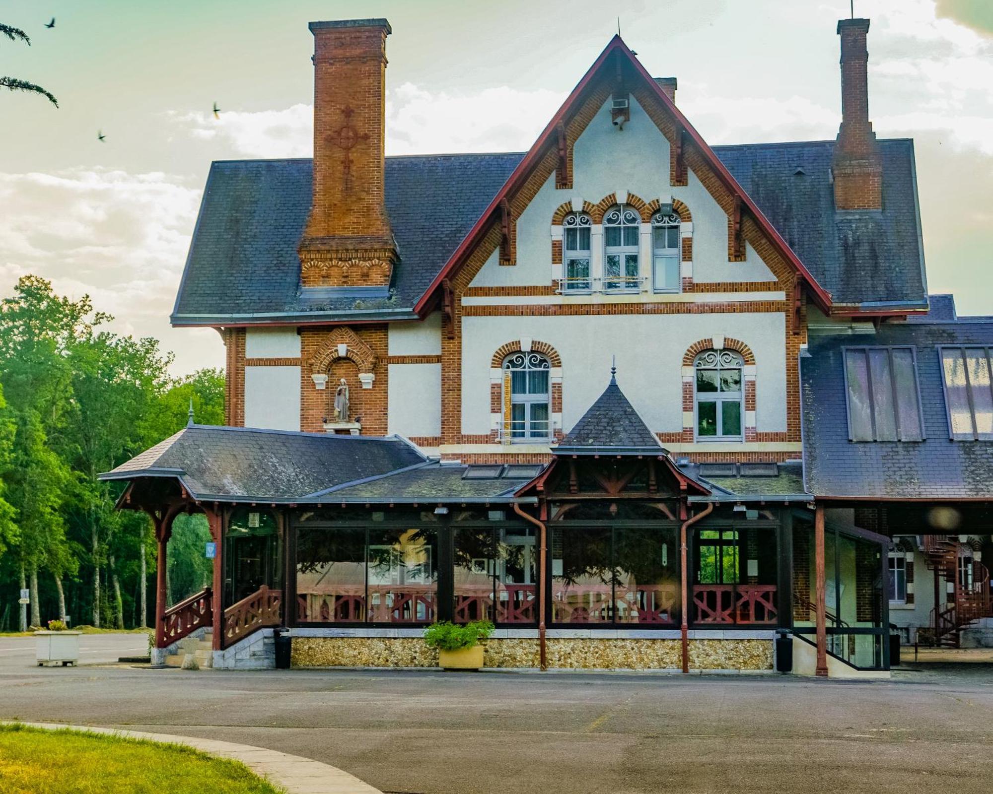 Hotel-Restaurant Domaine De La Grande Garenne Neuvy-sur-Barangeon Bagian luar foto