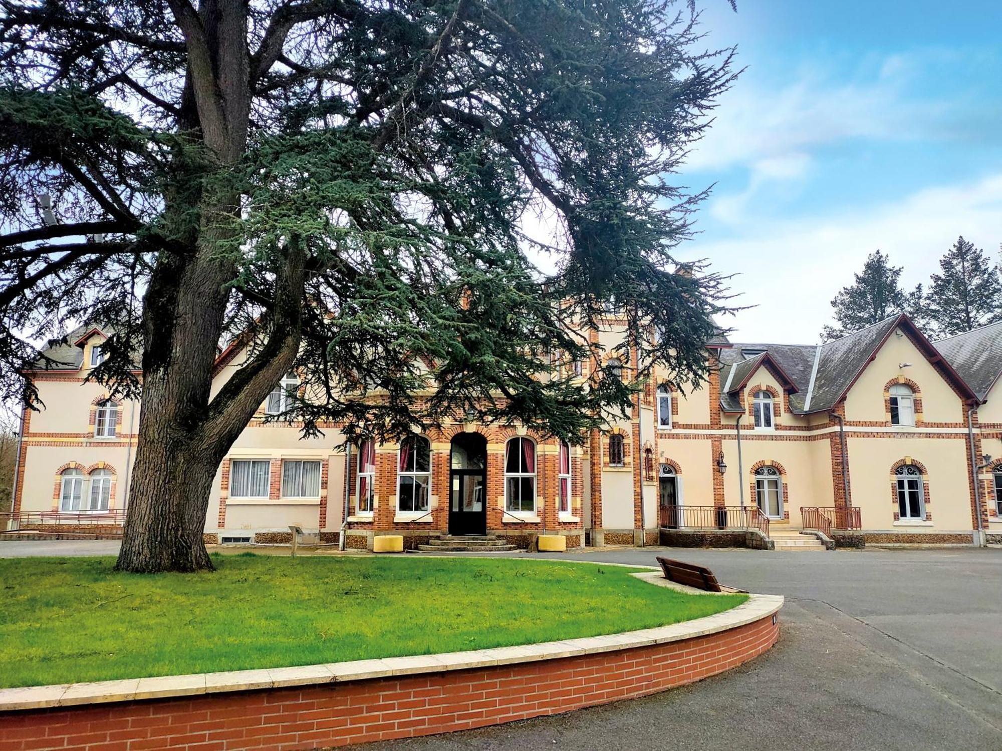 Hotel-Restaurant Domaine De La Grande Garenne Neuvy-sur-Barangeon Bagian luar foto
