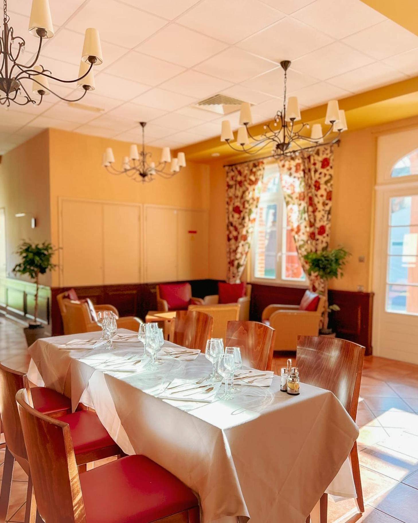 Hotel-Restaurant Domaine De La Grande Garenne Neuvy-sur-Barangeon Bagian luar foto