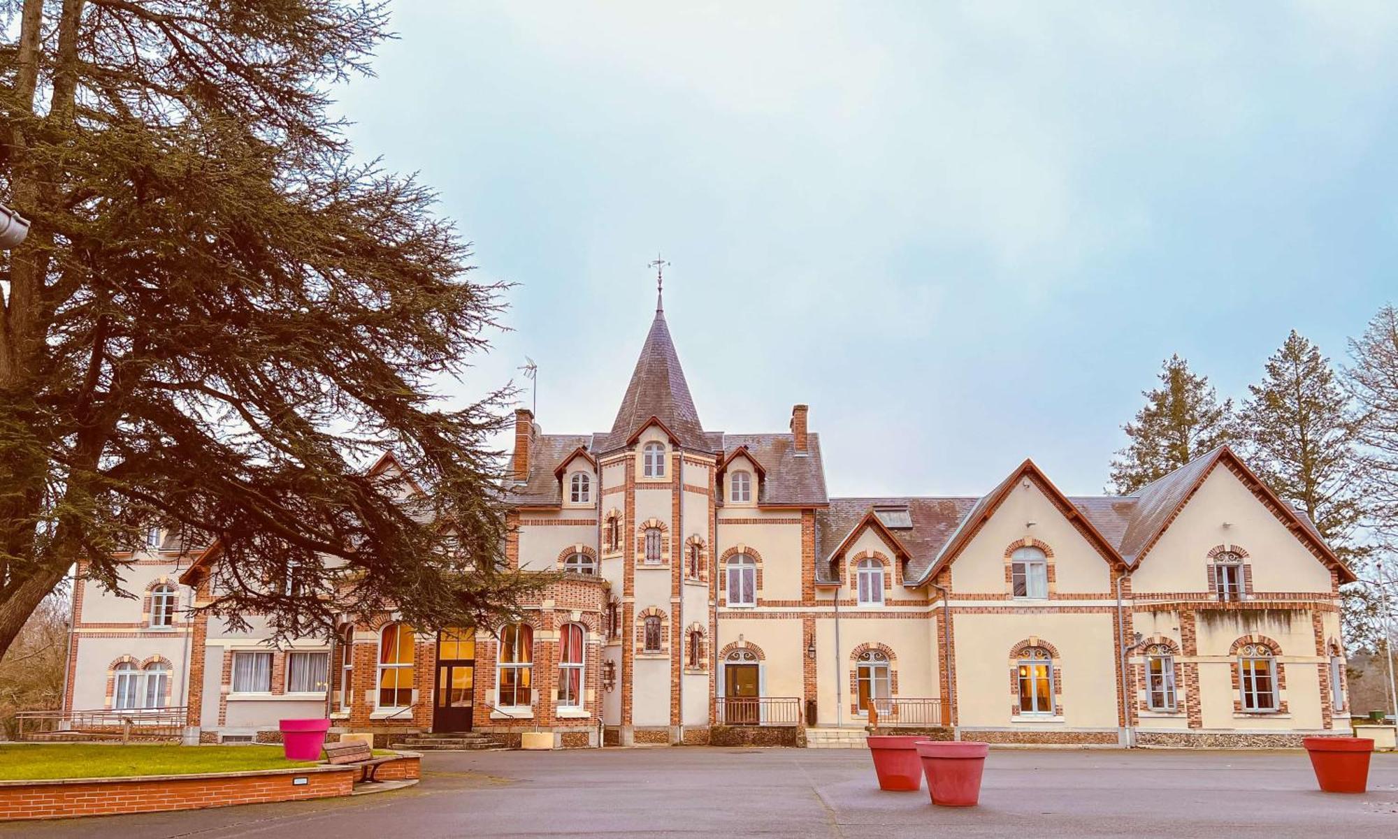 Hotel-Restaurant Domaine De La Grande Garenne Neuvy-sur-Barangeon Bagian luar foto