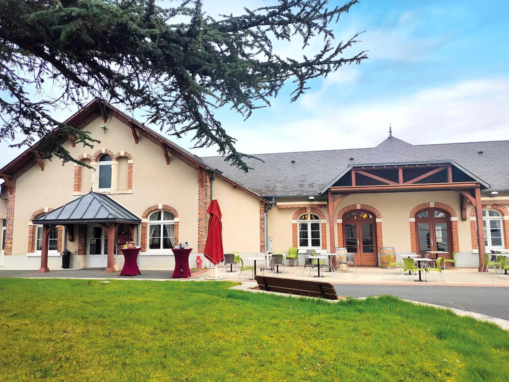 Hotel-Restaurant Domaine De La Grande Garenne Neuvy-sur-Barangeon Bagian luar foto